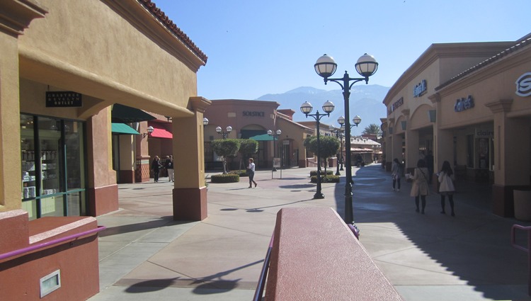 Desert Hills Outlet Mall Palm Springs Day Trip Affordable & Fun